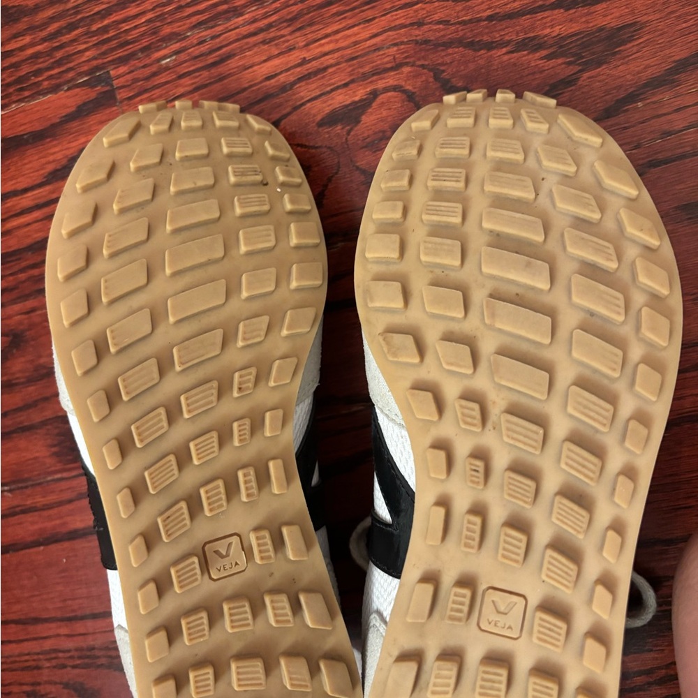 Veja White and Black Women's Sneakers - Picture 4 of 4